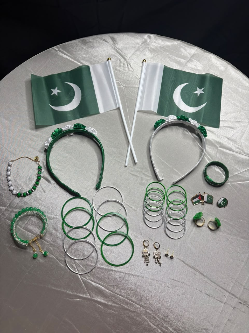 ZH2 14th August Azadi Gift Box – Printed Kurti, Unstitched Suit & Patriotic Accessories Set Gift  (FE-150001)