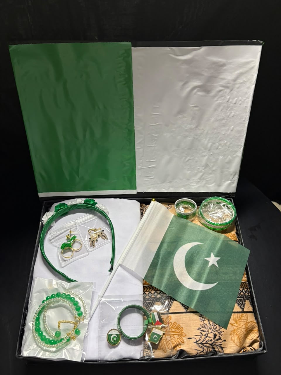 ZH2 14th August Azadi Gift Box – Printed Kurti, Unstitched Suit & Patriotic Accessories Set Gift  (FE-150001)